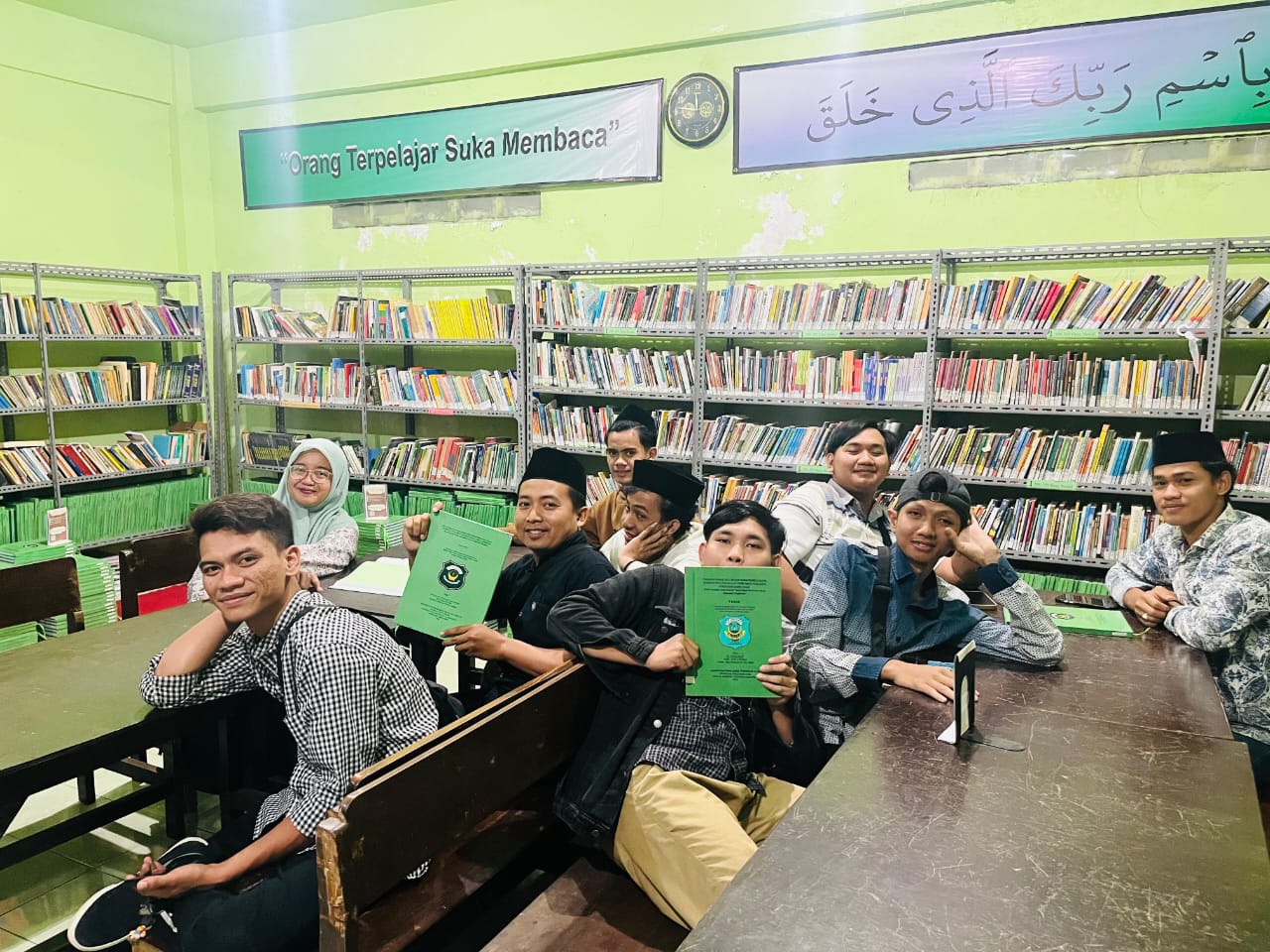 Peringati Hari Literasi, Mahasiswa Prodi HKI IAI Al-Khoziny Ajak Mahasiswa Giat Kunjungi Perpustakaan